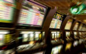 crz835 Aplikasi mobile tampilan lobby game slot dan live casino di smartphone